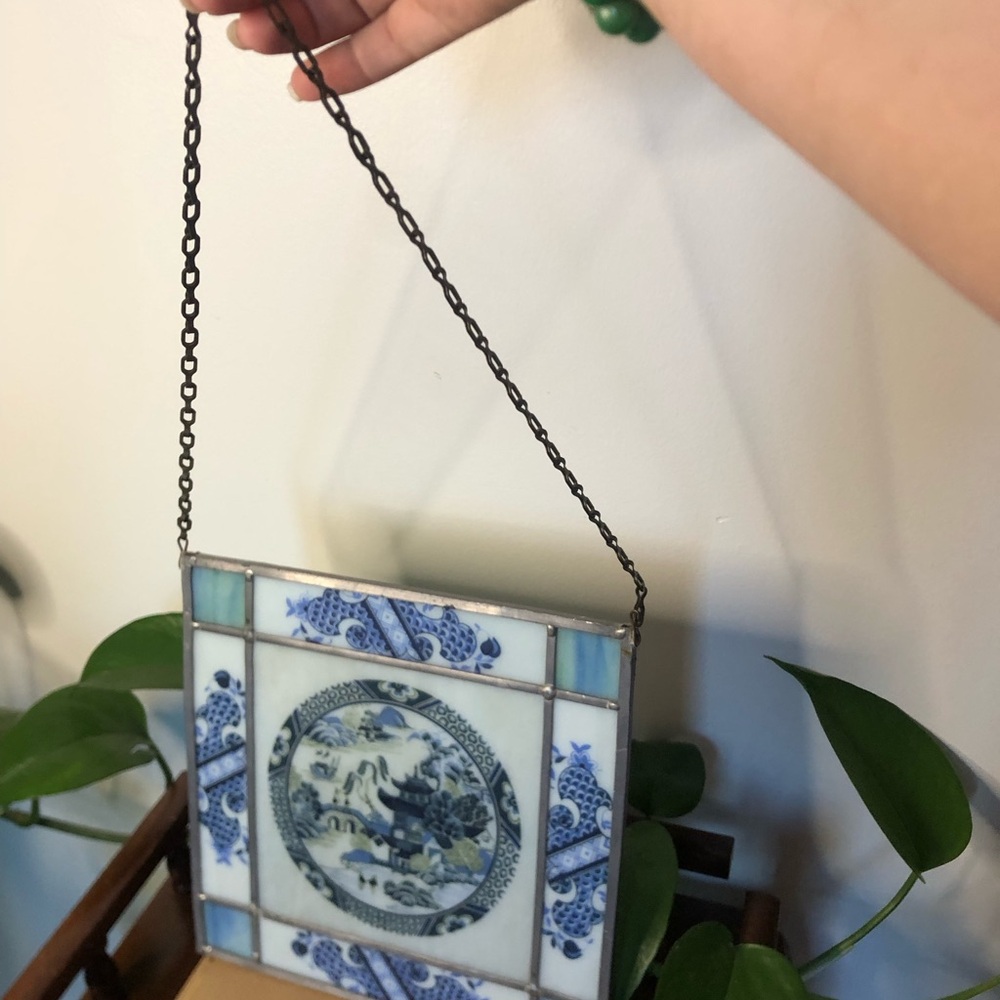 Authentic Blue & White Chinoiserie Glass Stained Glass Suncatcher - Picture 4 of 5